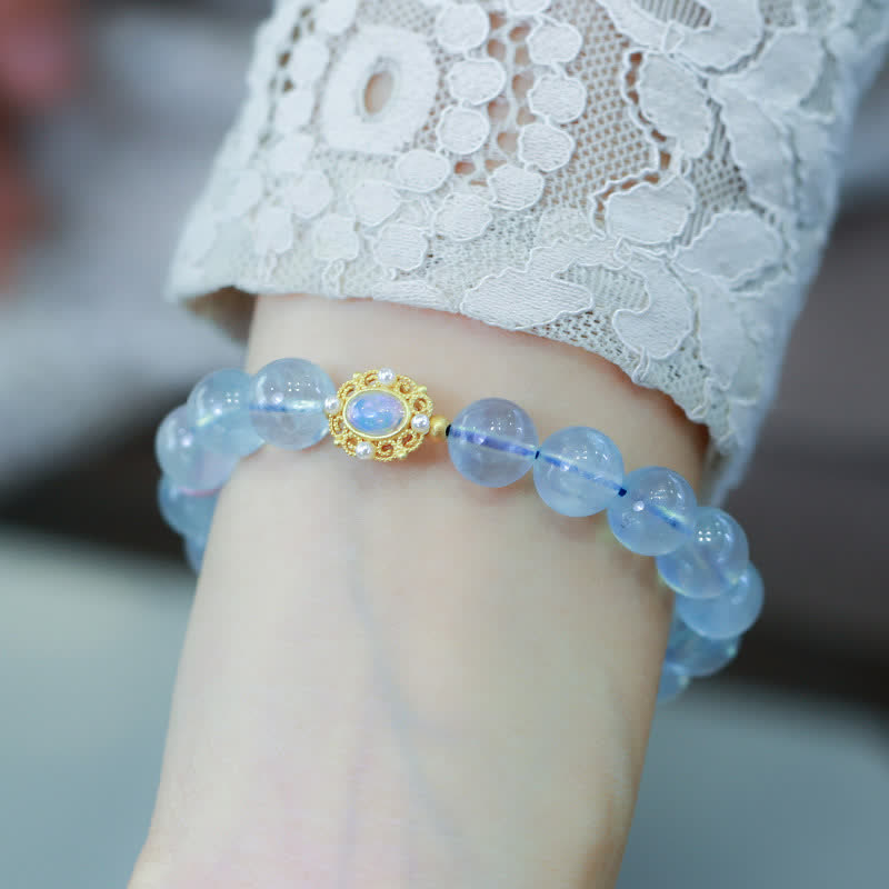 Aquamarin Armband mit goldenem Perlenspacer elegantly am Handgelenk getragen