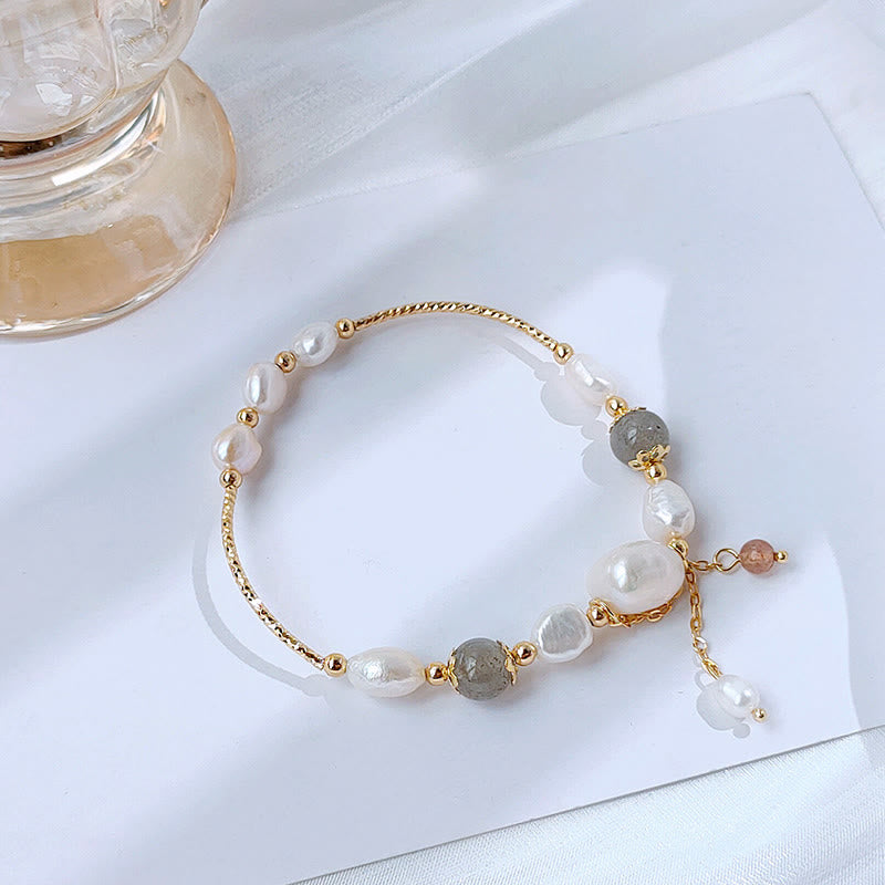 Armband Erdbeerquarz Mondstein goldene Perlen elegant Schmuck.