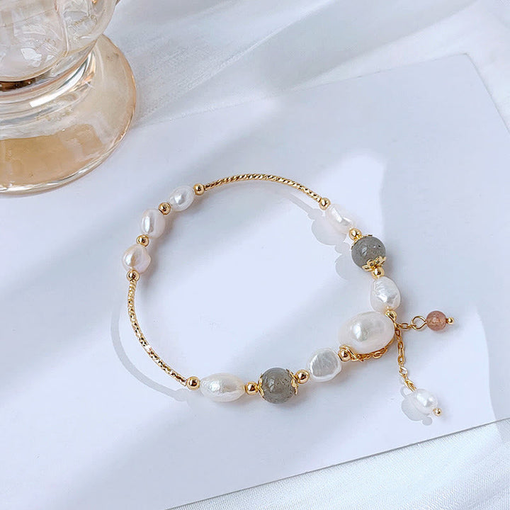 Armband Erdbeerquarz Mondstein goldene Perlen elegant Schmuck.