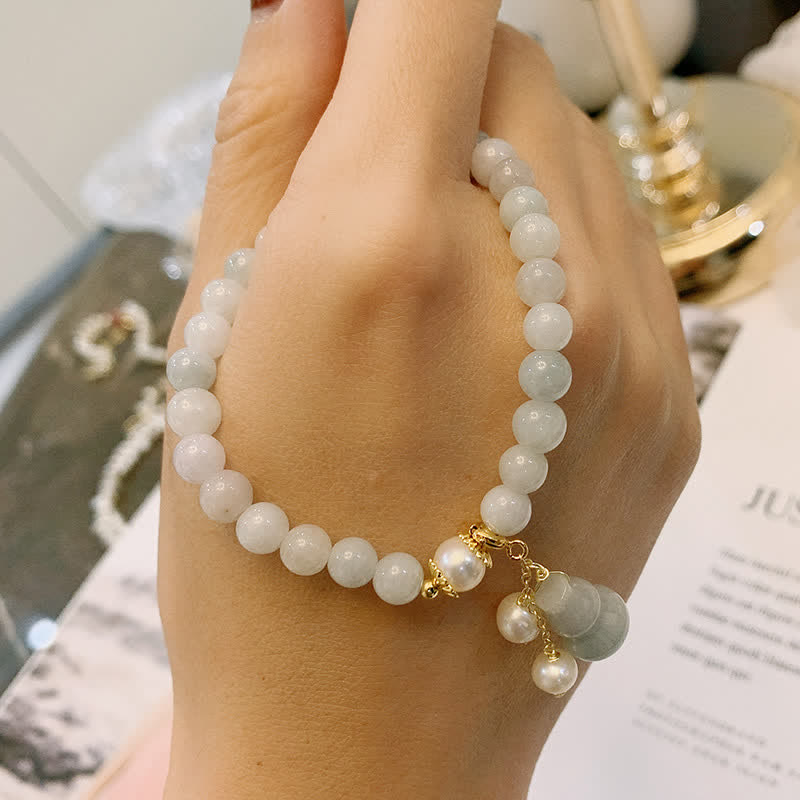 Armband Perle Jade – Glück & Wohlstand mit weißen Perlen und Anhängern.