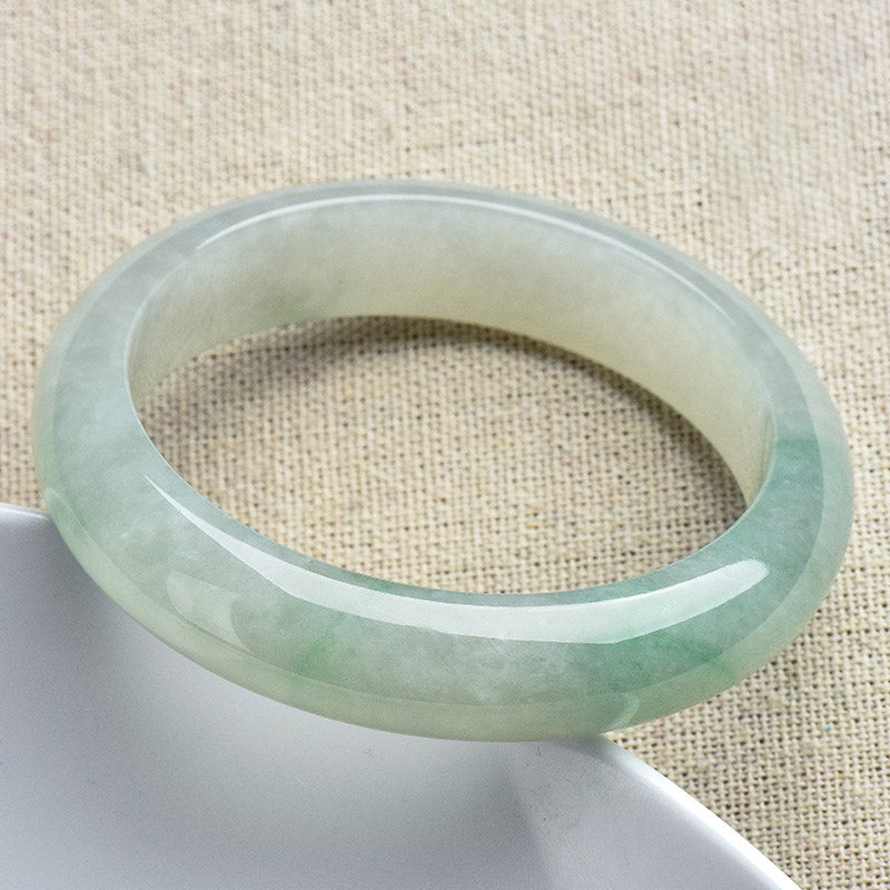 Jade Armband in zartem Grün poliert elegant getragen Naturstein