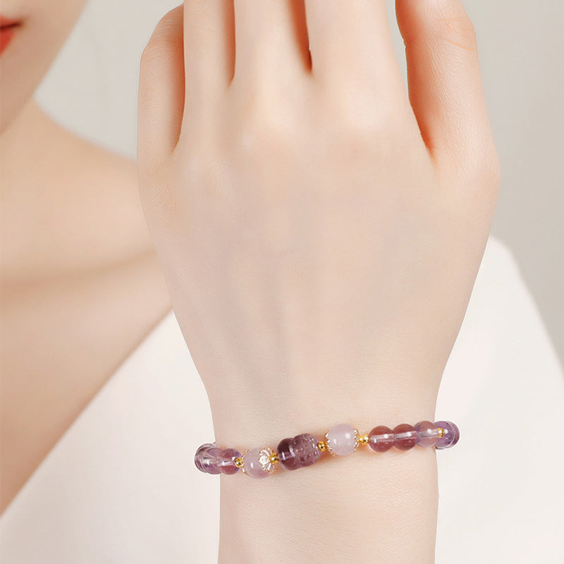 Armband Erdbeerquarz Aquamarin Pixiu Heilung elastisch am Handgelenk getragen
