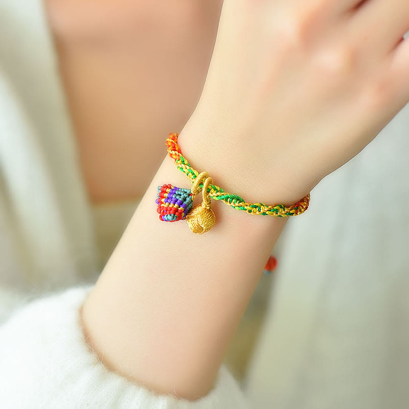Buntes Armband mit Glückszongzi Anhänger am Handgelenk getragen.