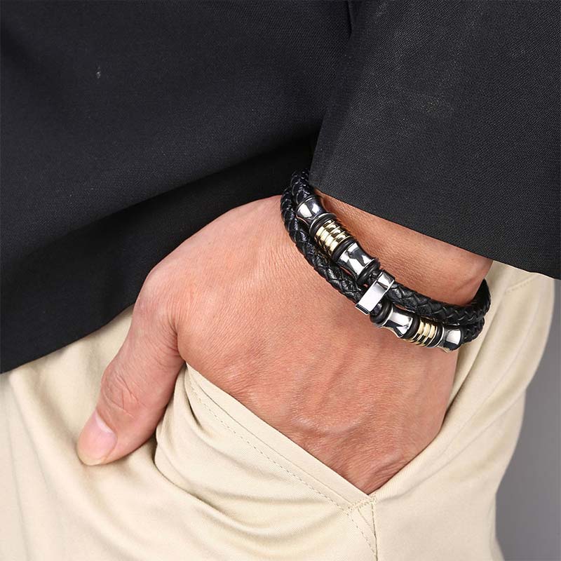 Schwarzes Leder Weave Glück Armband mit Metallakzenten am Handgelenk getragen