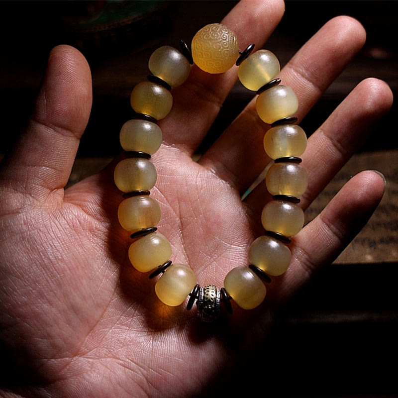 Gelbes Jade Armband Om Mani Padme Hum – Segen am Handgelenk getragen