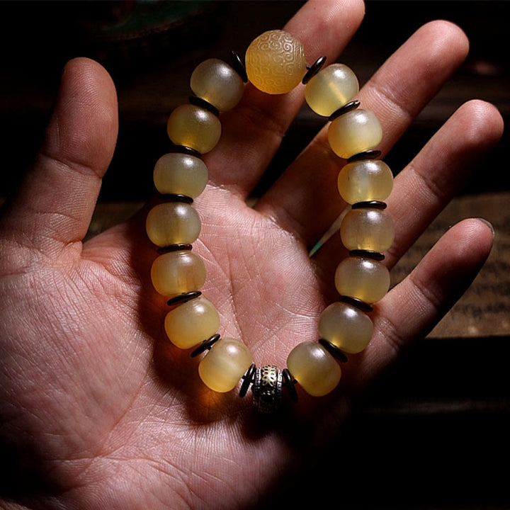 Gelbes Jade Armband Om Mani Padme Hum – Segen am Handgelenk getragen