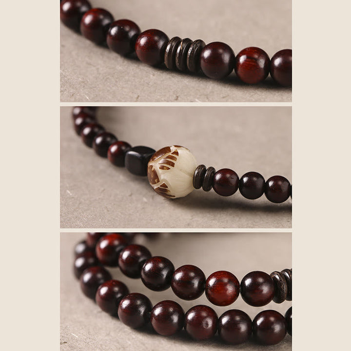 Sandelholz Bodhi Lotus Armband mit dunkelroten Perlen Schutz elegant.