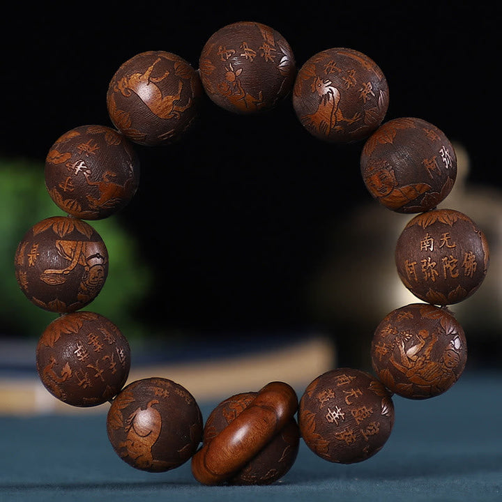 Sandelholz Armband mit chinesischen Tierkreiszeichen Nahaufnahme brauner Naturstein