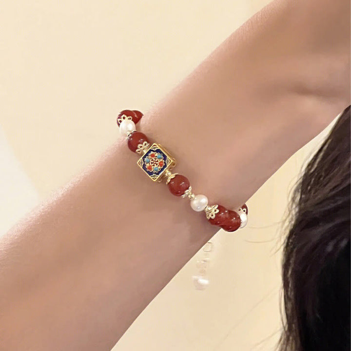 Armband Roter Achat Perle mit Porzellanperle elegant getragen