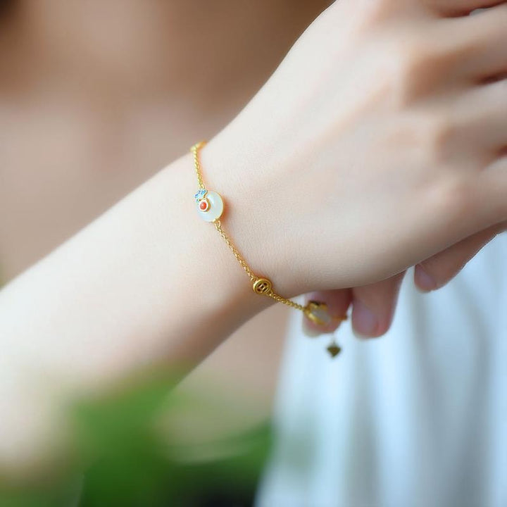 Armband Weiße Jade Kupfer am Handgelenk getragen, elegantes Glücksarmband