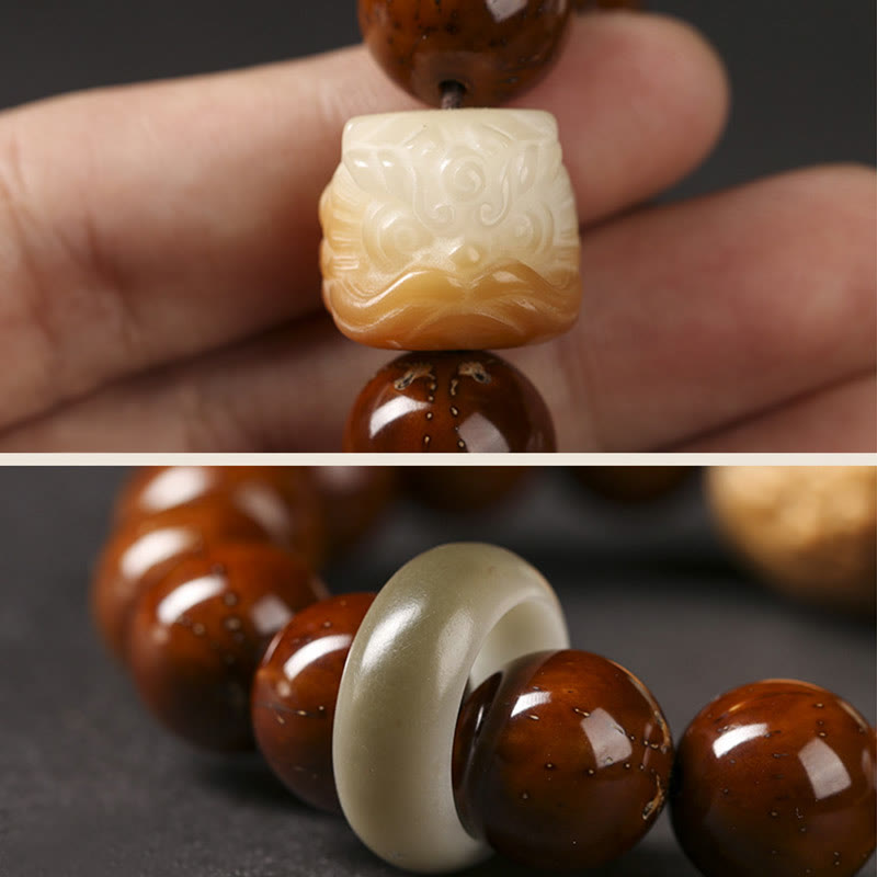 Bodhi Samen Armband mit braunen Perlen und geschnitztem Anhänger elastisch.