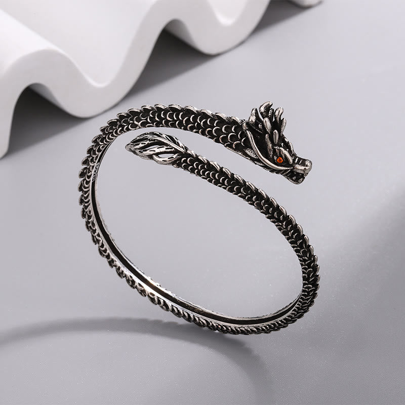 Silbernes Drachen Armband mit roten Augen auf weißem Hintergrund.