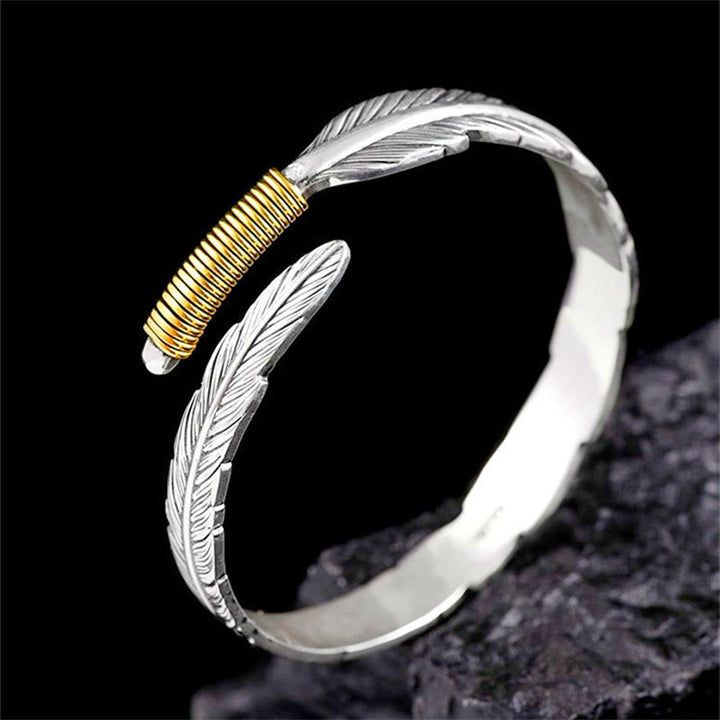 Silber Armband Feather Graviert mit goldenem Detail Cuff Glück.