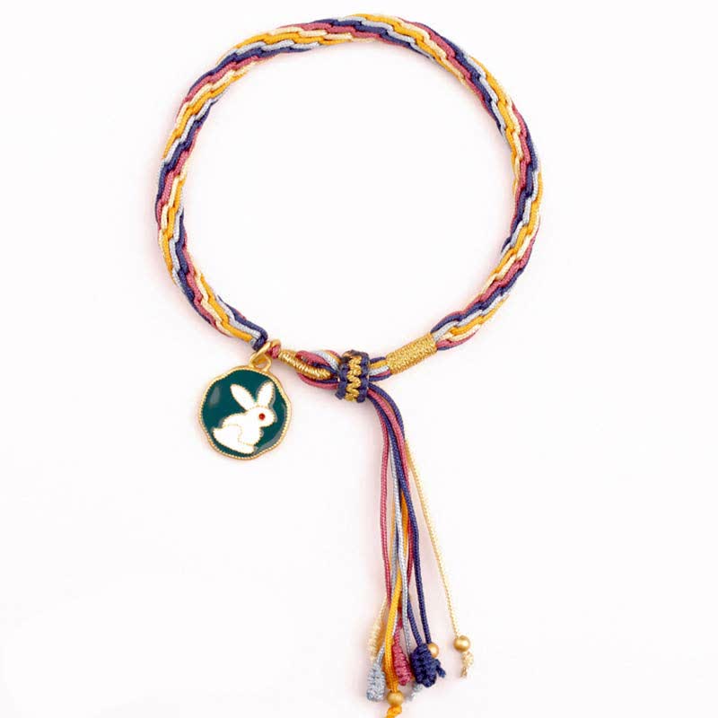 Buntes Samsara Knot Armband mit weißem Hasen Anhänger Flachlage