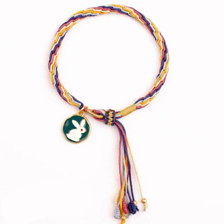 Buntes Samsara Knot Armband mit weißem Hasen Anhänger Flachlage