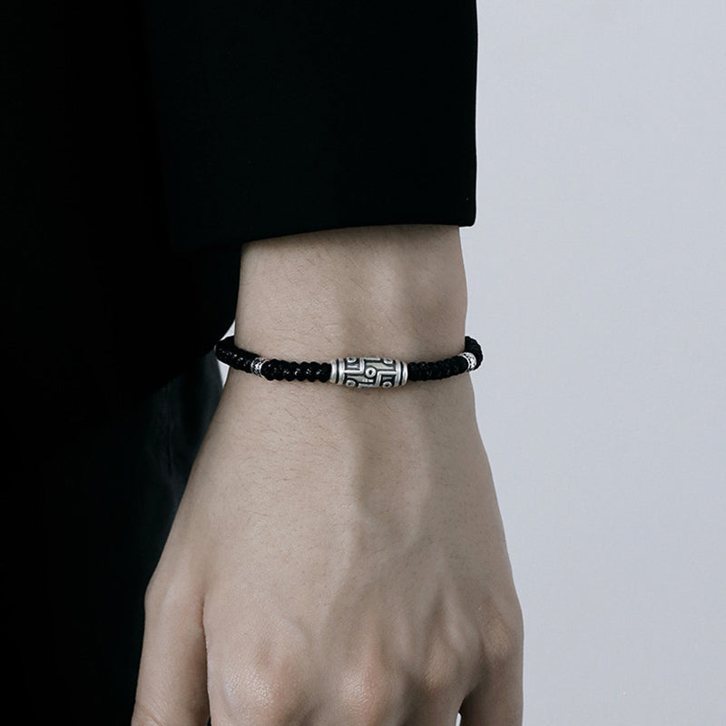 Schwarzes Armband mit Silber Elementen am Handgelenk getragen elegant