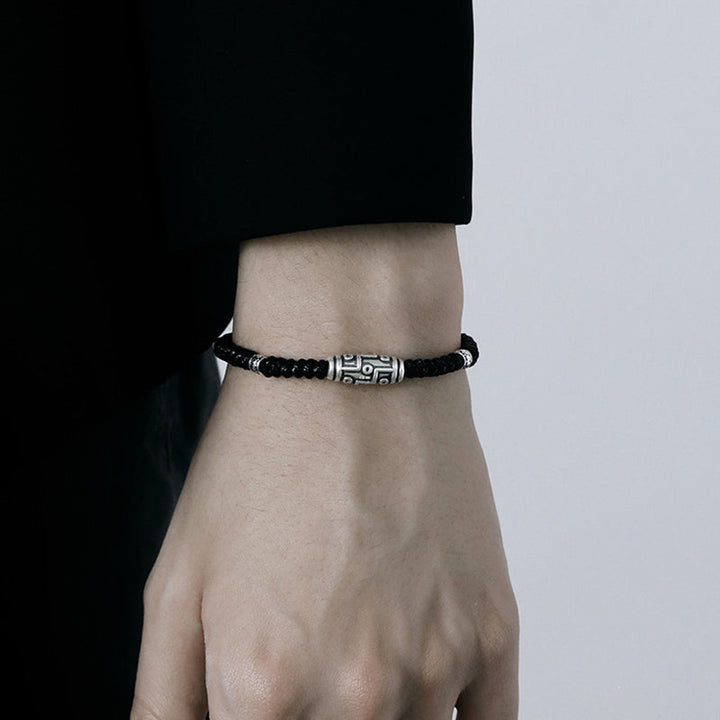 Schwarzes Armband mit Silber Elementen am Handgelenk getragen elegant