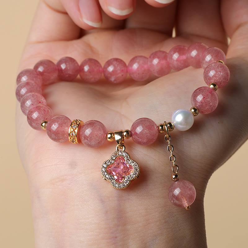 Armband Erdbeerquarz Perle Kleeblatt Heilstein Rosegold elegant getragen