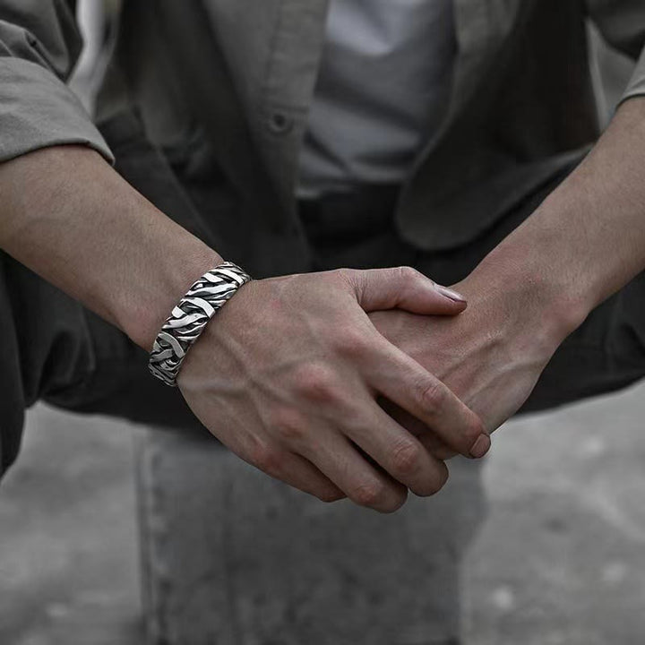Silbernes geflochtenes Armband – Heilung & Energie am Handgelenk getragen.
