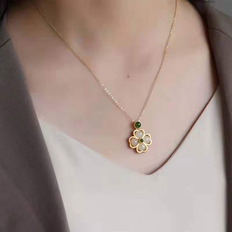 Kette Jade Kleeblatt – Wohlstand & Klarheit – Bild 7 – Kette Jade Kleeblatt Anhänger goldfarben Naturstein Wohlstand Klarheit getragen