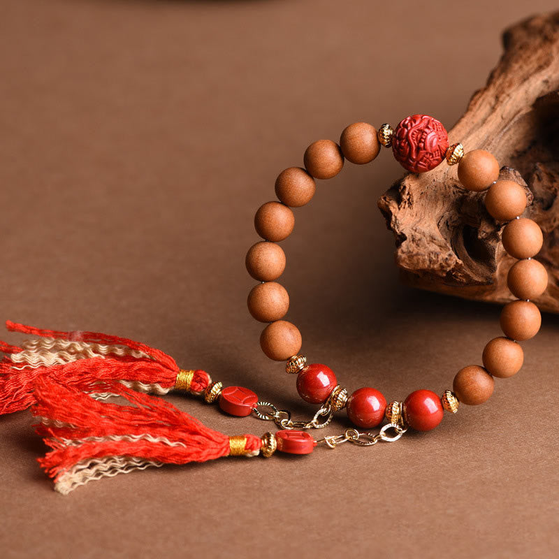 Holzperlen Armband Zinnober Pixiu – Wohlstand mit roten Quasten.