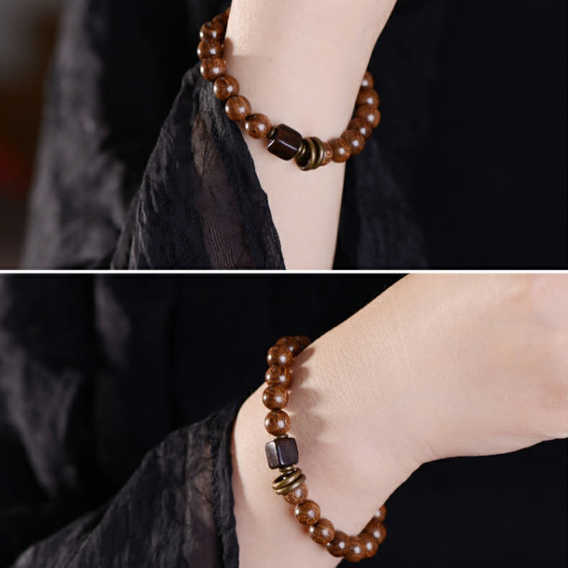 Armband Phoebe Zhennan Holz braune Perlen Spiritualität elegant getragen