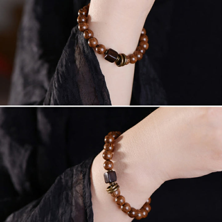 Armband Phoebe Zhennan Holz braune Perlen Spiritualität elegant getragen
