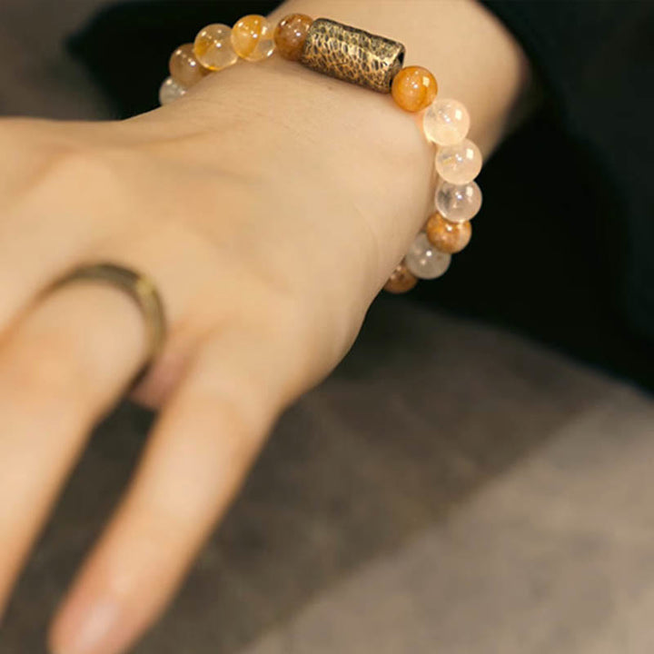 Armband Weißer Kristall – Schutz mit goldenen Perlen elastisch getragen