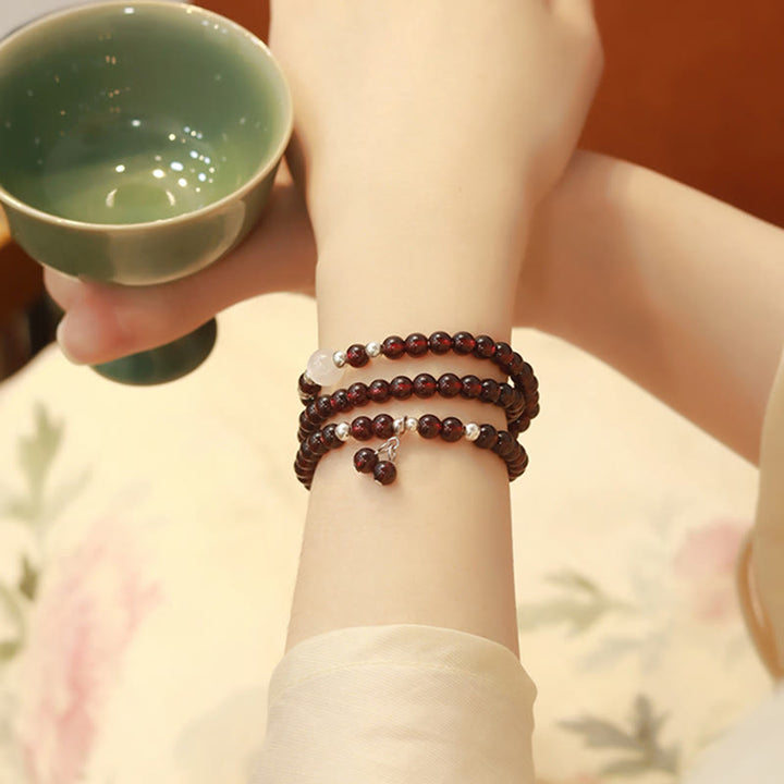 Granat Armband mit braunen Perlen am Handgelenk getragen elegant