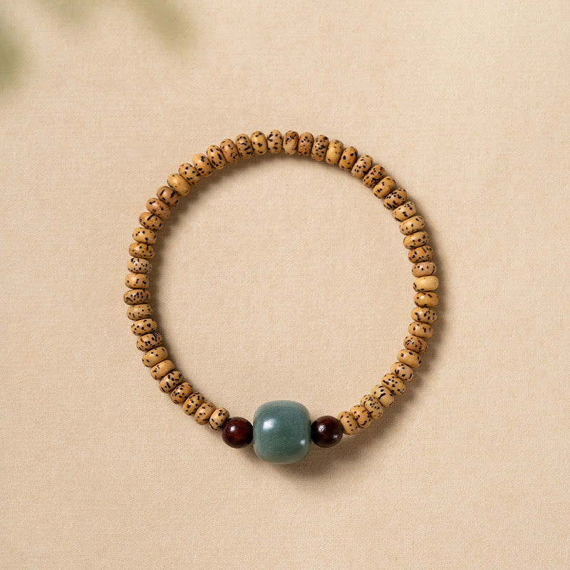 Armband Sandelholz Bodhi mit grünem Stein elastisch natürlich.
