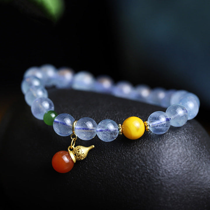 Armband Aquamarin Roter Achat – Frieden am Handgelenk mit Goldverzierung getragen