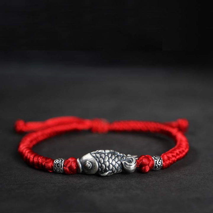 Rotes Armband Silber Koi Fisch – Glück elastisch verstellbar getragen