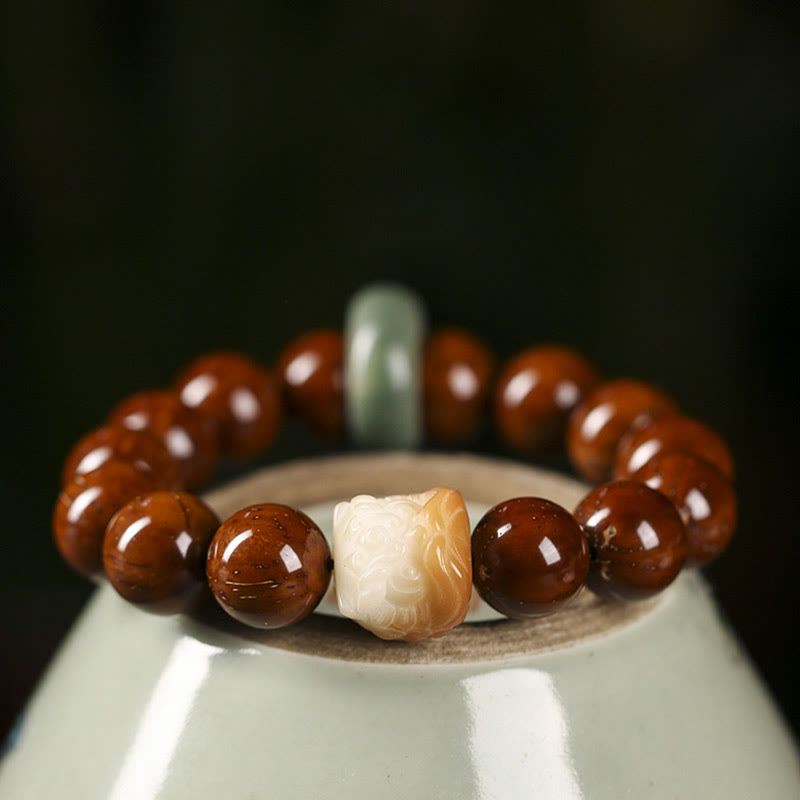 Armband mit braunen Perlen und Bodhi Samen Anhänger elegantes Design