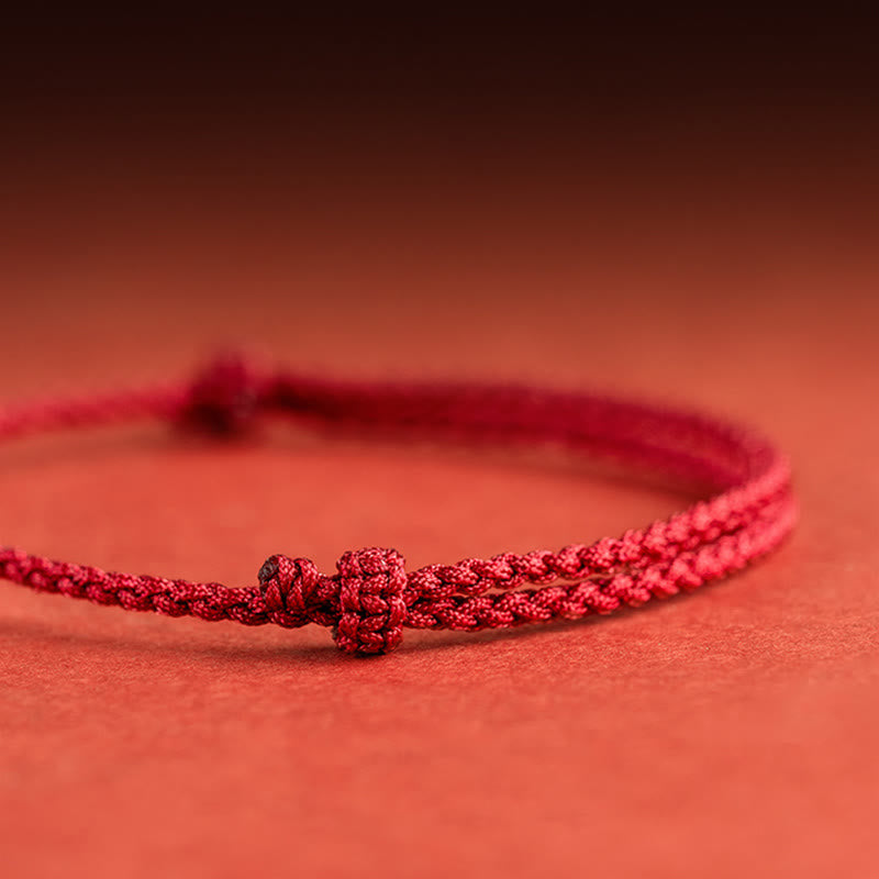 Rotes Armband Handgelenk getragen elastisch Knoten Design Makro