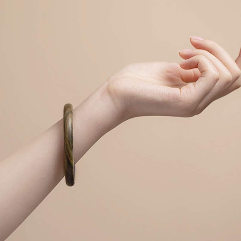 Sandelholz Ebenholz Armband am Handgelenk getragen, grünbraun Naturstein