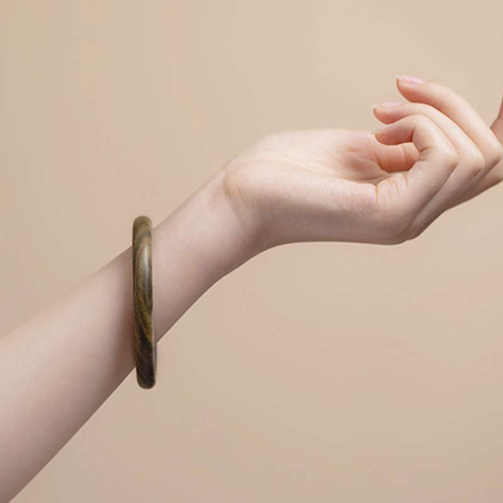 Sandelholz Ebenholz Armband am Handgelenk getragen, grünbraun Naturstein