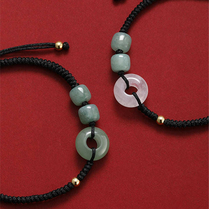 Armband Grüner Aventurin Weiße Jade Paar auf rotem Hintergrund elegant.