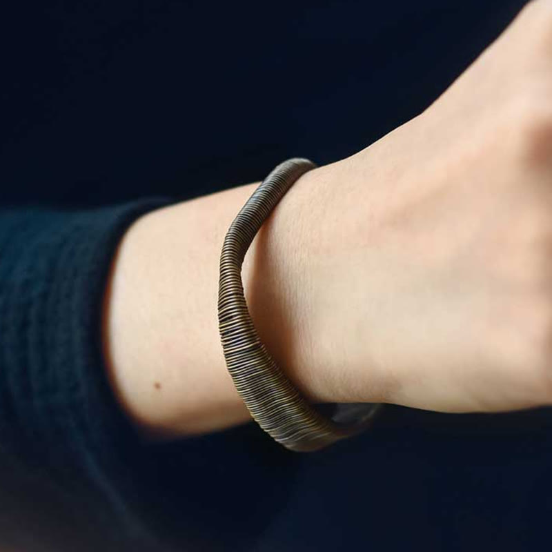Kupfer Armband Handgelenk getragen metallisch glänzend Balance Wohlstand