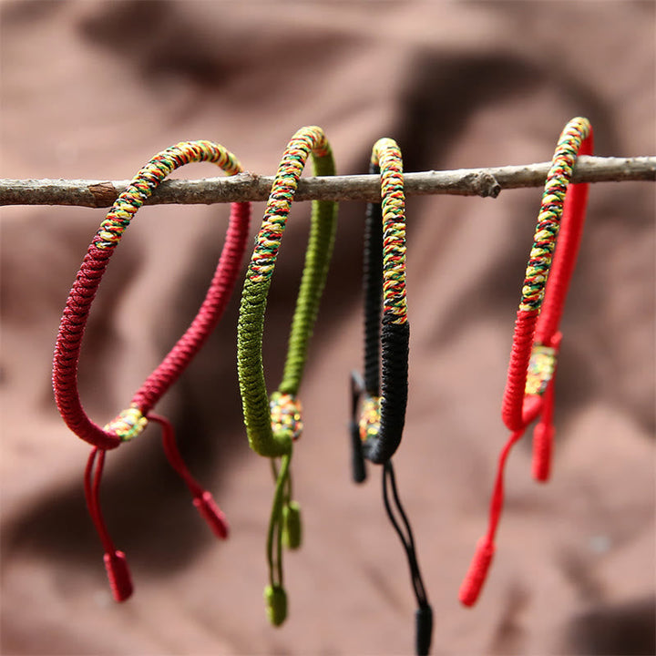 Armband – Glück & Stärke farbige Schnüre mit Metallperlen Ast hängend