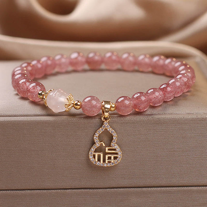 Armband Erdbeerquarz Fu-Zeichen rosé Perlen Gold elegant Handgelenk.