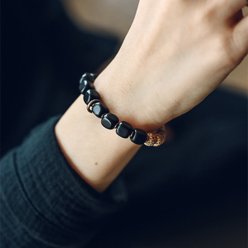 Armband Schwarzer Obsidian Kupfer am Handgelenk getragen elegant