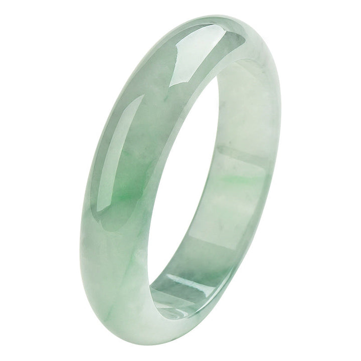 Jade Armband in Hellgrün, poliert, klassisches Designs auf weißem Hintergrund.