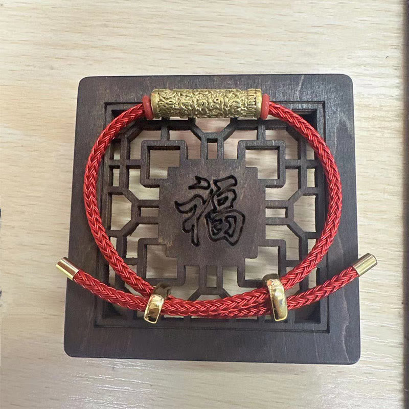 Rotes Armband mit Holzplakette und goldenem Verschluss Schutz Stärke