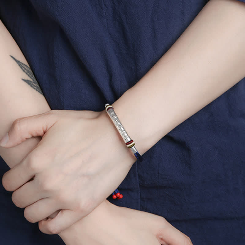 Armband 925 Silber Om Mani Padme Hum am Handgelenk getragen elegantes Design