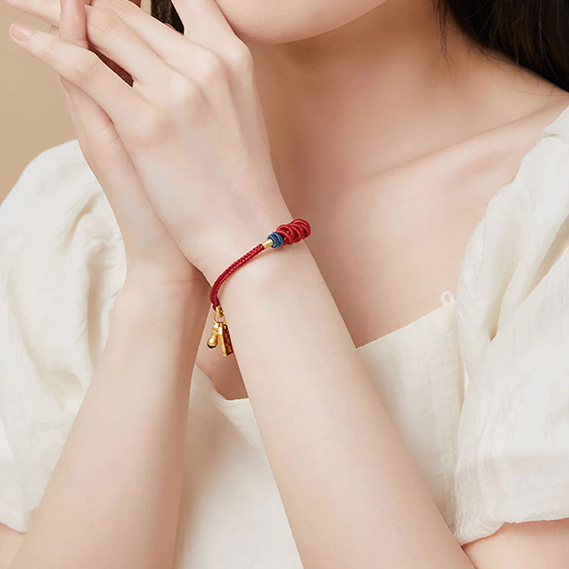 Rotes Armband mit silbernem Verschluss am Handgelenk getragen eleganter Look