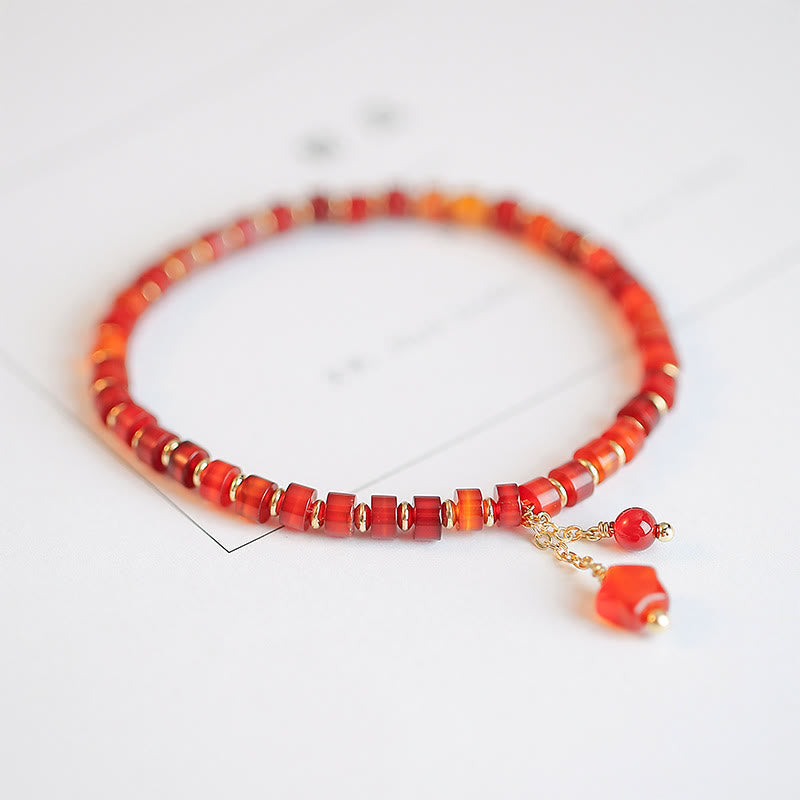 Rotes Achat Armband mit goldenen Perlen und Anhängern elegant.