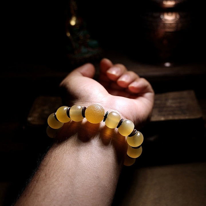 Bernstein Armband Om Mani Padme Hum – Segen am Handgelenk getragen