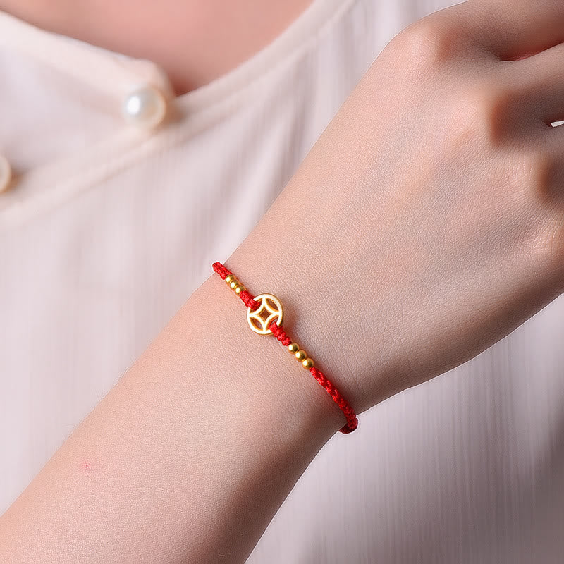 Rotes Armband Kupfer – Stärke am Handgelenk mit goldenen Perlen getragen