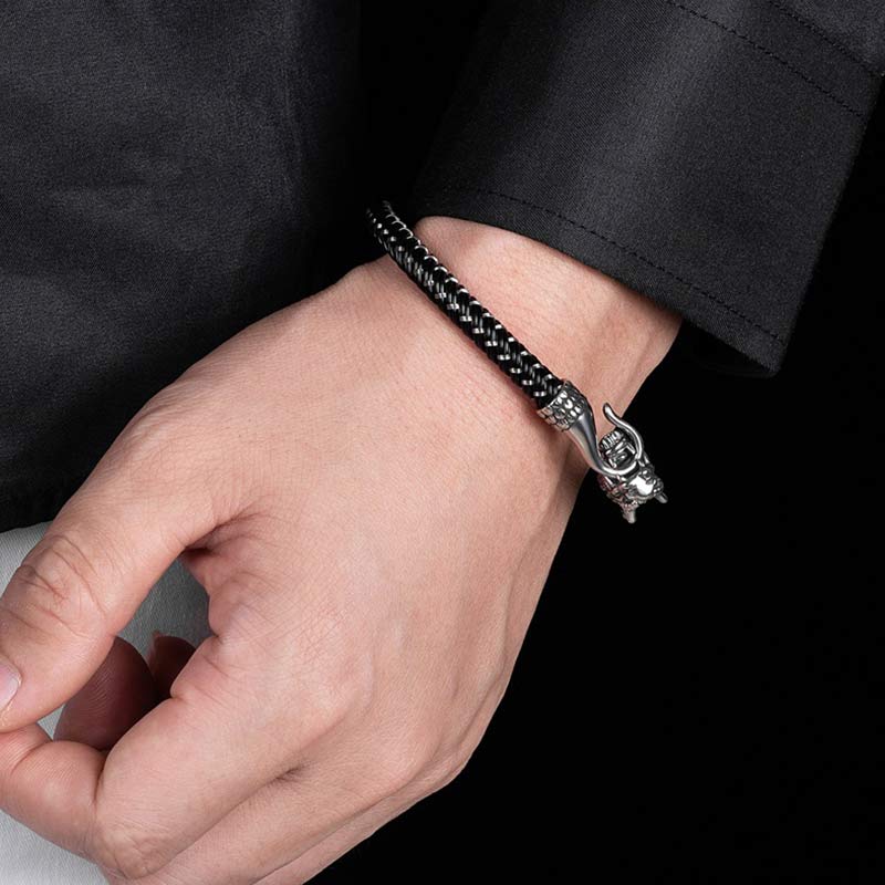 Armband Drachen Schutz Glück am Handgelenk getragen silberfarbenes Metall