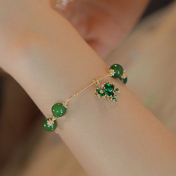 Grünes Jade Armband – Stärke & Mut & Energie am Handgelenk getragen